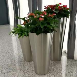 Vase Royal Moderne à Fleurs Décoratif en Métal Couleur Finition Taille M pour Intérieur Bureau Salon Décoration de Sol - Product Image 4