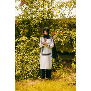 เสื้อเบลาส์และเสื้อเชิ้ตผู้หญิงสีพื้นเรียบหรู - Product Image 4