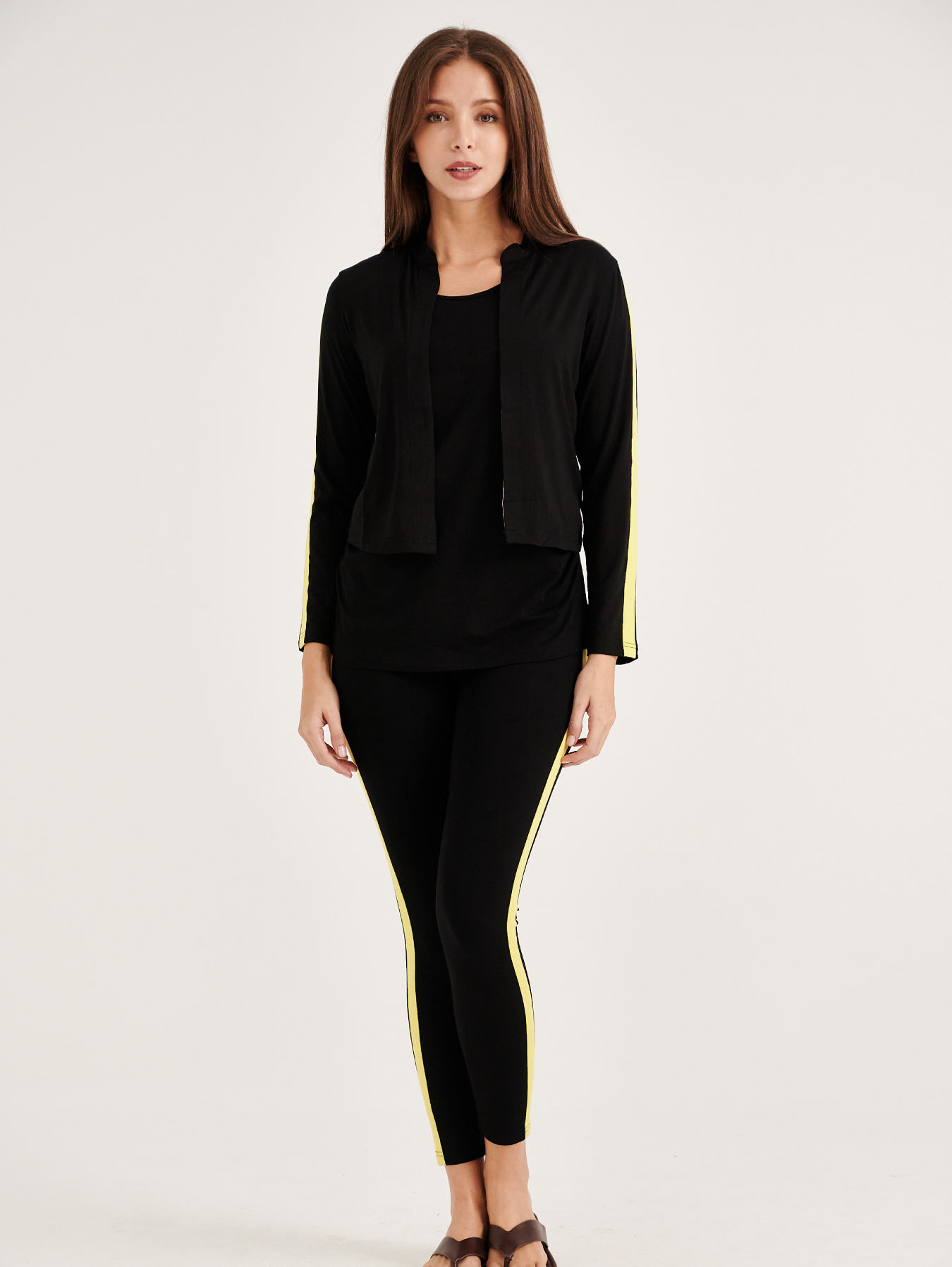 สีดำและสีเหลือง