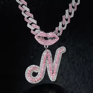 Collar con colgante de aleación de hip hop Chapado en plata/oro personalizable con ajuste de garra de nombre cursivo de diamante - Product Image 3