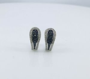 Boucles d'oreilles créoles Huggie pour femmes JEWELSPAARK en argent sterling 925 avec diamants naturels blancs et bleus ronds 0,89 carat - Product Image 4