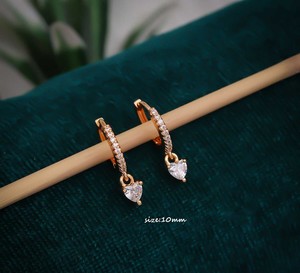 Boucles d'oreilles créoles élégantes et tendance en finition or rose pour femmes, style pendantes tendance, bijoux pour anniversaire, anniversaire de mariage ou cadeau de fête - Product Image 1