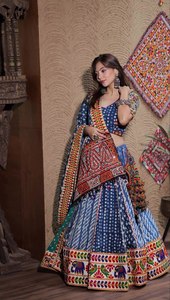 Lanzamiento de un nuevo y moderno lehenga choli festivo de rayón y algodón con gran vuelo y elegante trabajo en relieve. - Product Image 5