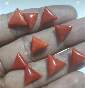 Batu permata terlihat bagus longgar halus berbentuk segitiga batu Cabochon karang oranye untuk membuat cincin permata