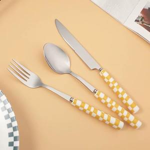 Ensemble de couverts en acier inoxydable avec poignée à motif à carreaux rouges, idéal pour les repas à la maison, les repas formels, les restaurants, les hôtels et l'usage quotidien, en provenance d'Inde - Product Image 6