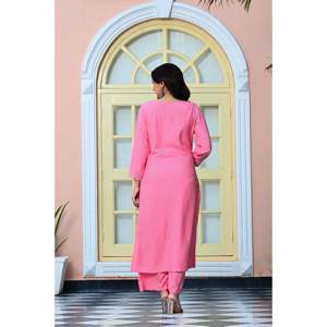 Kurta en rayonne rose Taffy avec pantalon palazzo taille haute brodé de miroirs, coupe large, en tissu crêpe respirant - Product Image 3