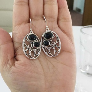 Pendientes de plata de ley 925 y piedra preciosa de ónix con corte ovalado, pendientes de plata 925 con engaste de bisel, joyería colgante de filigrana para regalo para ella. - Product Image 2