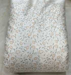 Tela de satén bordada de calidad de exportación para vestidos y trajes de alta costura personalizados disponibles al mejor precio de la India - Product Image 1