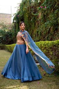 Lehenga Choli en soie de créateur exclusif pour femmes avec broderie florale et travail lourd sur le bas, tenue indienne pakistanaise - Product Image 3