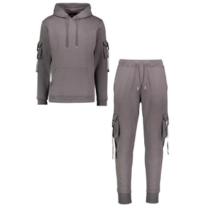 Transpirable Color gris Elegante Ropa de calle Estilo 8 bolsillos Hombres Chándal Sudadera con capucha y Jogger Gym Wear Conjunto de dos piezas - Product Image 1