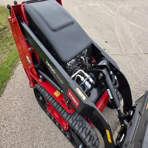 Mini-chargeuse sur chenilles Toro TX427, moteur diesel, avec godet de 0,45 m et accessoire brosse pour le défrichement des terres agricoles, neuve - Product Image 4