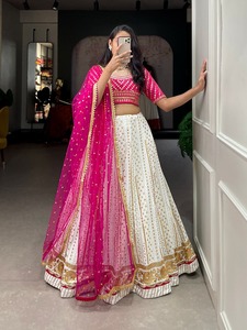 Este trabajo de lentejuelas Premium lehenga envuelve la belleza de la tela Georgette con el encanto etéreo de la combinación profunda que golpea - Product Image 4