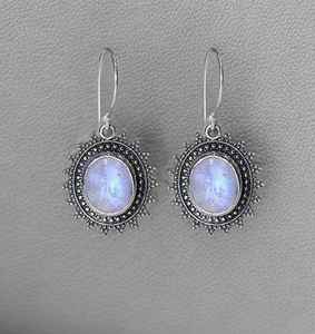 Boucles d'oreilles en pierre de lune, pierre précieuse ovale, argent sterling 925, fabrication artisanale, bijoux de naissance de juin, cadeau pour femmes - Product Image 1