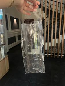 Sac cadeau en plastique transparent imprimé sur mesure, sac de shopping en film givré avec poignée découpée pour l'emballage de détail - Product Image 2