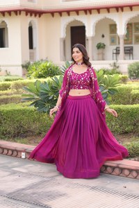 Ensemble de lehenga de mariée en soie rose Rani avec broderie multithread et sequins, et dupatta en dentelle, prêt-à-porter de créateur entièrement cousu - Product Image 2