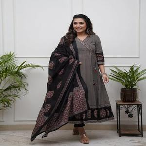 Rayón de diseño Evergreen con impresión digital Angrakha Kurti Pant y fabricante Dupatta de Surat a la tarifa más baja - Product Image 1