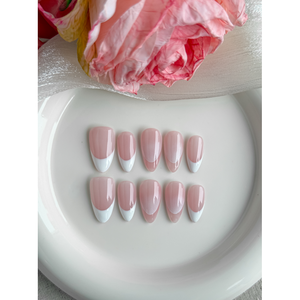 Ongles press-on classiques à courbes élégantes pour les passionnés de nail art - Product Image 3