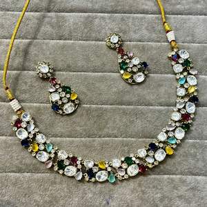 Diseñador Moissanite Polki Stones Look collar conjunto de pendientes para mujer chapado en oro joyería de diseñador para boda y fiesta - Product Image 3