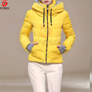 Dernier style Veste courte matelassée personnalisée pour femme 100% polyester Coupe ajustée Fermeture éclair à capuche Imperméable Séchage rapide Prix d'usine - Product Image 5