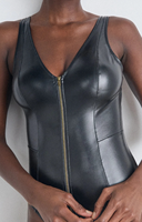 Débardeur court pour femme en cuir écologique respirant, personnalisé, à rayures, style corset sans bretelles, avec broderie, boutons et dentelle