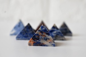 Vente en gros de pyramides miniatures en sodalite attrayantes pour la méditation et la décoration - Product Image 4