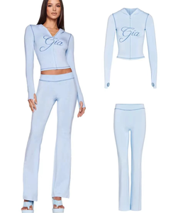 เสื้อแจ็คเก็ตสั้นมีฮู้ดแบบซิป ดีไซน์เส้นสีสดใสที่ไหล่ ทรงพอดีตัว กางเกงขายาวเหนือเข่าสำหรับผู้หญิง - Product Image 1