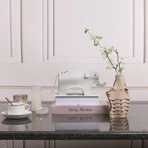 Vase blanc rond à double poignée latérale pour un décor élégant avec un long affichage d'événement parfait pour les mariages et le style de la maison - Product Image 5