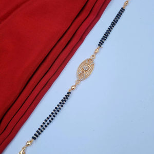 Pulsera minimalista blanca de aleación Premium, pulseras elegantes a granel al por mayor para mujeres, proveedor para boutiques y joyerías - Product Image 1