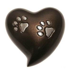 Urnes de crémation de coeur en laiton avec la conception blanche d'empreinte de patte et la couleur pourpre finie pour les urnes humaines de forme de coeur de cendres. - Product Image 5