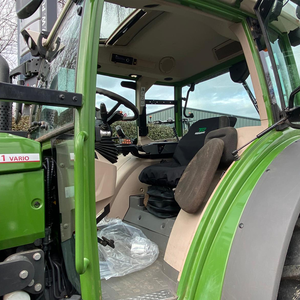 Venta al por mayor de tractor compacto Fendt 211S Vario Gen3 de segunda mano, disponible para necesidades agrícolas profesionales con tecnología avanzada. - Product Image 4