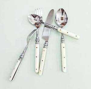 Service de table en argent finition argentée avec poignée blanche, idéal pour la maison, la cuisine, la salle à manger, les hôtels et les banquets, en provenance d'Inde - Product Image 3