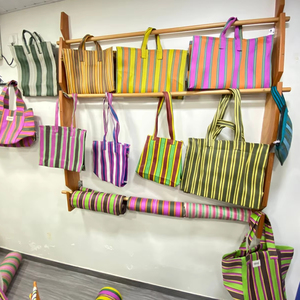 Bolsa de compras de nailon con cremallera reutilizable ecológica RPET bolsas de playa de plástico recicladas tejidas a rayas hechas en India - Product Image 1