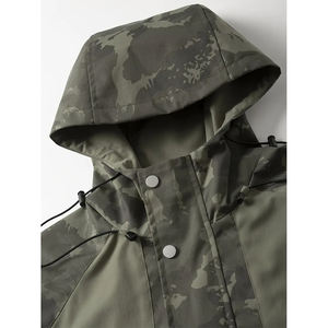 Vente en gros Veste coupe-vent à capuche camouflage pour homme mi-longue en poly nylon résistant à l'eau Poches zippées Ourlet réglable en vrac OEM - Product Image 5