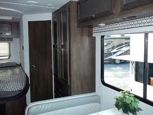 Véhicules de camping 2023 ALCOVES1 Gulf Stream Motorhomes de luxe blancs Euro 5 4-6 personnes avec four à micro-ondes et plancher en acrylique d'occasion - Product Image 3