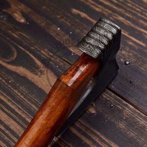 Hache en acier Damas faite à la main de haute qualité, hache à barbe en acier Damas forgé avec manche en bois de rose et étui en cuir - Product Image 5
