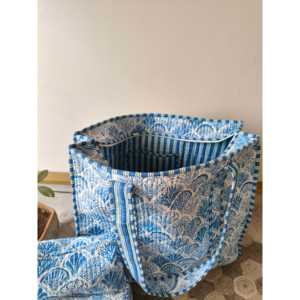 Bolso Tote Pequeño Azul Bohemio con Cremallera, Acolchado a Mano, Resistente al Agua, con Forro de Algodón Reciclado - Product Image 1