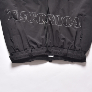 Pantalones Cargo Negros Estilo Urbano con Gráficos de Vinilo Blanco en las Rodillas, Cintura con Cordón, Bolsillos con Cremallera, Ventilaciones y Puños Elásticos - Product Image 3