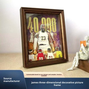Cadre photo vitrine <span class=keywords><strong>NBA</strong></span> Lakers <span class=keywords><strong>James</strong></span> No. 23 Sneakers Décoratives en Bois Aquarelle Style Maillot de Sport Faites à la Main - Product Image 4