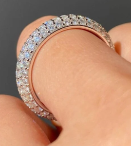 แหวนเพชรมอยส์ซอไนต์ทรงกลมสีขาวเต็มวงแหวนครบรอบ - Product Image 2