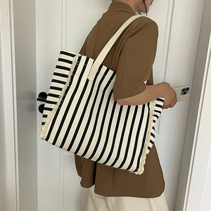 Bolso de mano grande de lona de algodón con flecos para mujer personalizado con patrón de rayas en Blanco y Negro Bolso de algodón con estampado de letras - Product Image 2