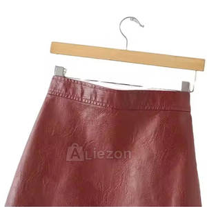 Falda de cuero de moda para mujer con abertura frontal Falda de cuero suave de Pu para mujer para uso diario En stock - Product Image 4