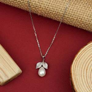SHREYA DIAM Collier élégant avec pendentif feuille, perle d'eau douce, zircon taille brillant, plaqué rhodium, chaîne serpent en argent 925 pour femme - Product Image 4