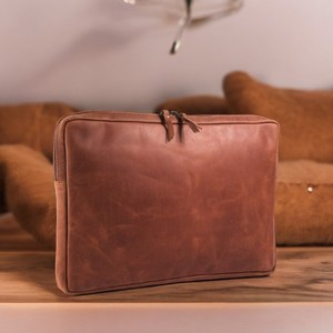 Housse de protection pour ordinateur portable en cuir rustique personnalisée Housse de protection de luxe pour MacBook & PC Fermeture à glissière personnalisée - Product Image 1