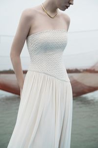 ชุดเดรสผู้หญิงดีไซน์ใหม่ปี 2025 ประดับคริสตัล รุ่น VINCENT MAXI DRESS แบบเปิดไหล่ ผ้าลายตาข่ายสไตล์เรียบง่าย - Product Image 2