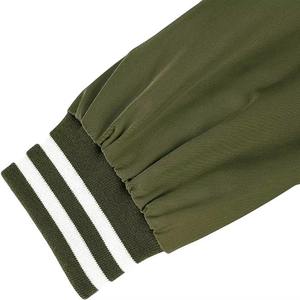 Veste d'université élégante pour hommes et femmes avec une coupe confortable et un ourlet côtelé, parfaite pour les vêtements de rue et d'extérieur. - Product Image 5