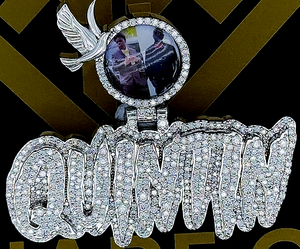 Colgante alfabético de oro amarillo de 14K personalizado mejorado con moissanita de corte brillante de diamante de claridad VVS para niños - Product Image 5