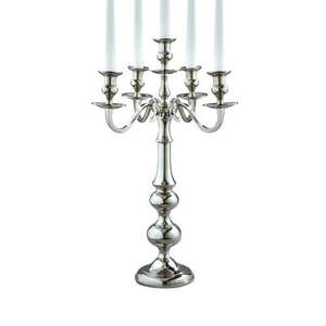 Candélabre en métal conçu pour les événements sur le thème royal offrant une lumière de bougie majestueuse, parfaite pour les célébrations sophistiquées - Product Image 1