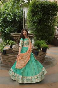 Descubre la tendencia perfecta Cosmos Jequard Lehenga Choli con seda rusa bordada Dupatta ropa india y pakistaní - Product Image 2