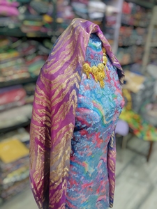Châle en velours Fransawi multicolore, motif floral abstrait, chevron doré |   Vêtements Somali de Luxe Écologiques pour Mariage - Product Image 2