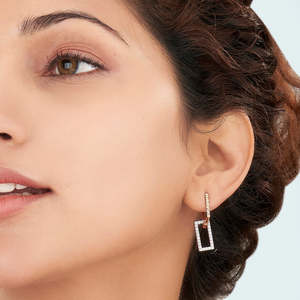 Pendientes de Oro de 18K con Esmeralda de Corte Princesa para Mujer - Diseño Celestial Moderno - Product Image 2